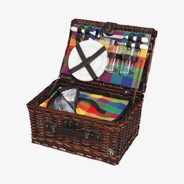 I picnickurven BELLANO fra Cilio kan du gemme alt til en romantisk aften. Den er fyldt med bestik, glas og tallerkener til to personer og en proptraekker.