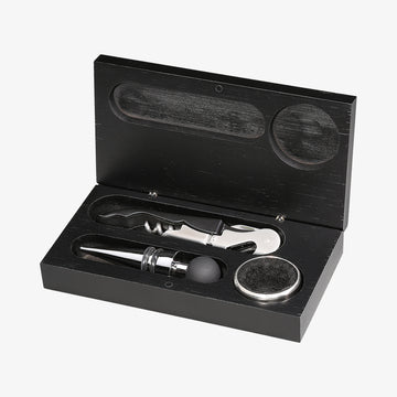 Vinsaettet indeholder en tjeners kniv, som kan bruges som proptraekker, folieskaerer og oeloplukker. 