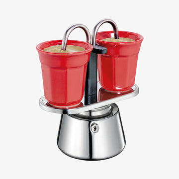 Espressomaskinen fra Cilio har en induktionsvenlig bund og en anden speciel funktion: espressoen loeber direkte ned i kopperne.