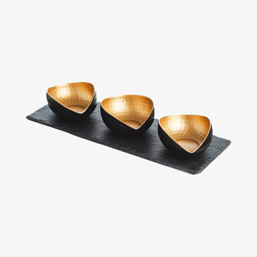 Serveringssæt i sort og gud med skiferplade