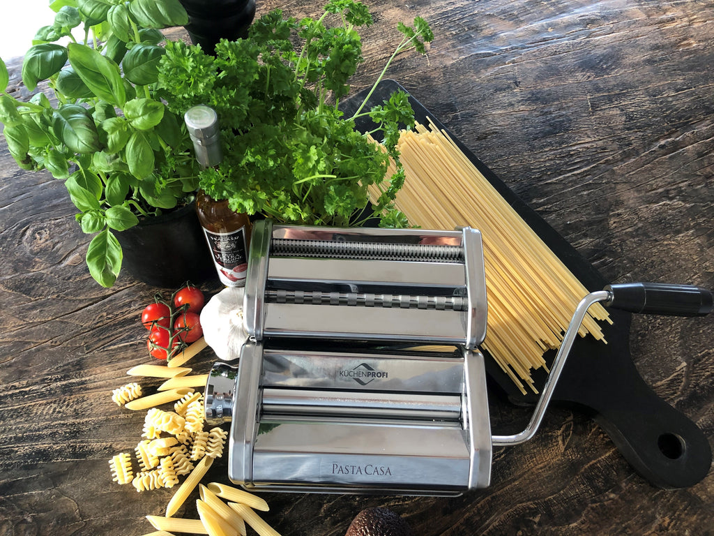 pastamaskine fra küchenprofi på bord med pasta
