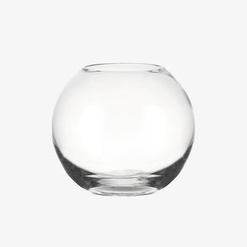 Kuglevasen eller ball vasen fra Boccia har den perfekte form og stoerrelse og kan kan baade bruges tomt, men også med blomster, grene og vandperfler.