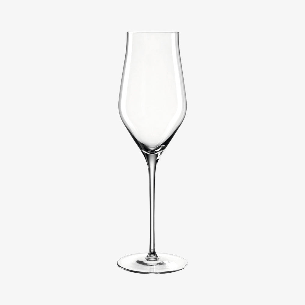 Saet med seks champagneglas godt til fest