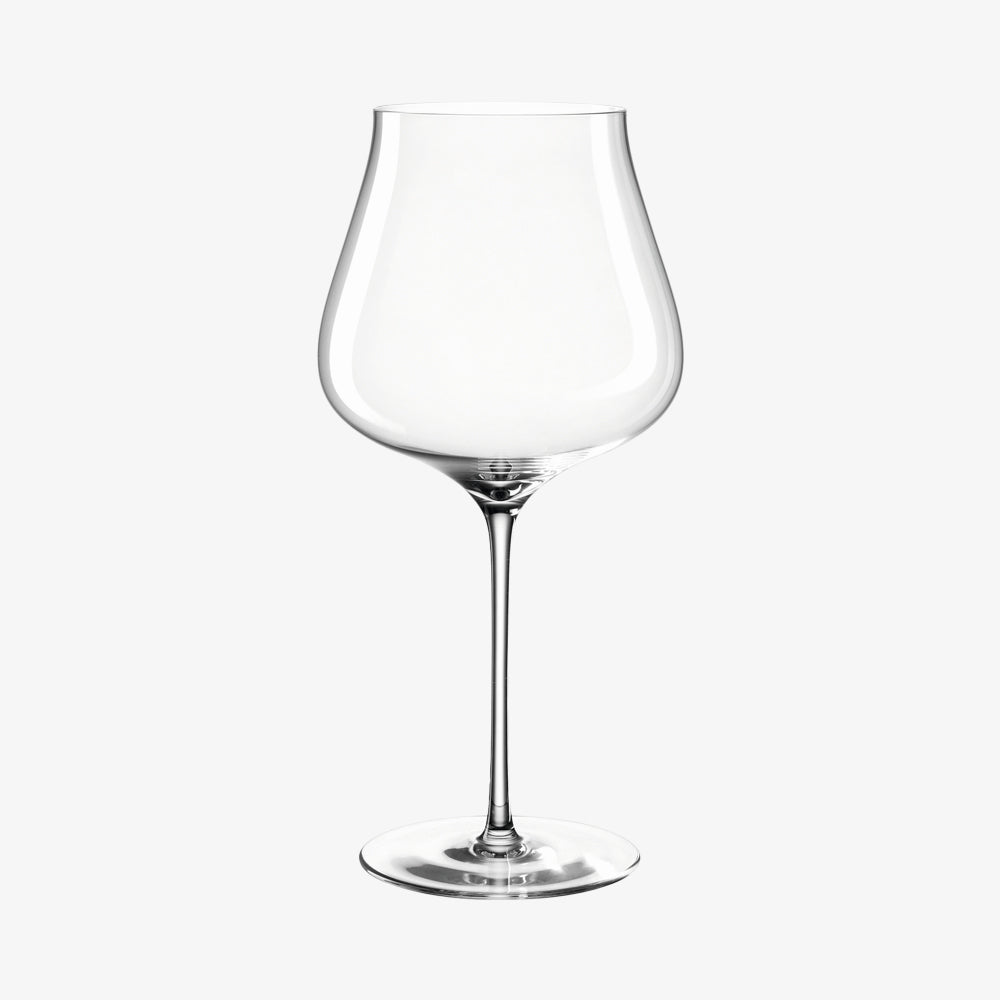 Roedvinsglas med lang stilk og bred kolbe.